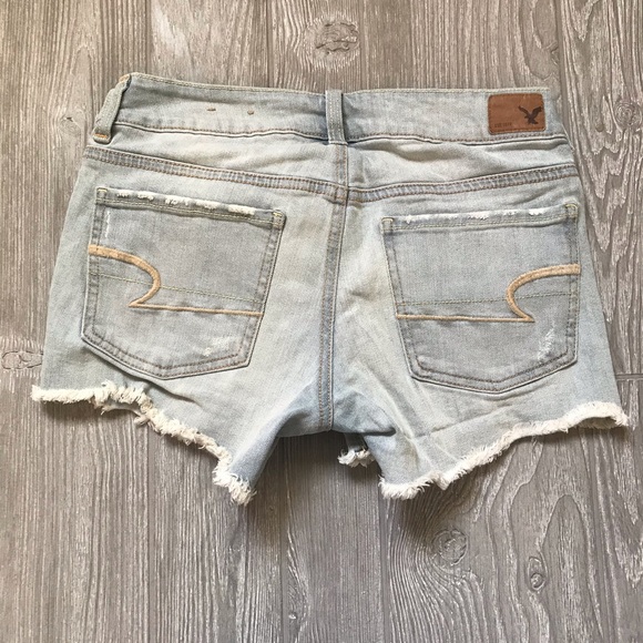 5/$20 SALE ✨ AEO Distressed Midi Stretch Light Wash Denim Jean Short - Picture 2 of 10